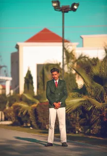 站在灌木丛附近道路上的男子