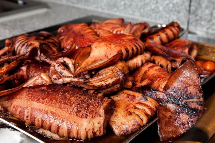 桶装鱿鱼，鱿鱼菜，食品，食品和饮料，新鲜度，肉，特写，烧烤