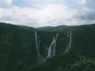 白天流动的瀑布