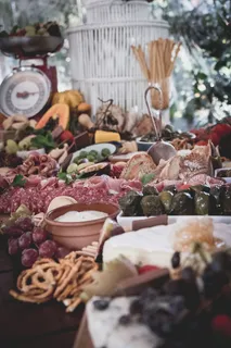 椒盐卷饼、葡萄、小麦面包和萨拉米香肠拼盘 椒盐卷饼、葡萄、小麦面包和萨拉米香肠拼盘