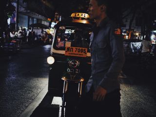 男人，步行，街道，前面，自动人力车，汽车，三轮车，出租车