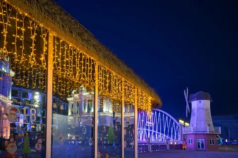 贵州、贵阳、中天未来方舟、大厦、小橙灯、店内装饰、草房店、橙串灯