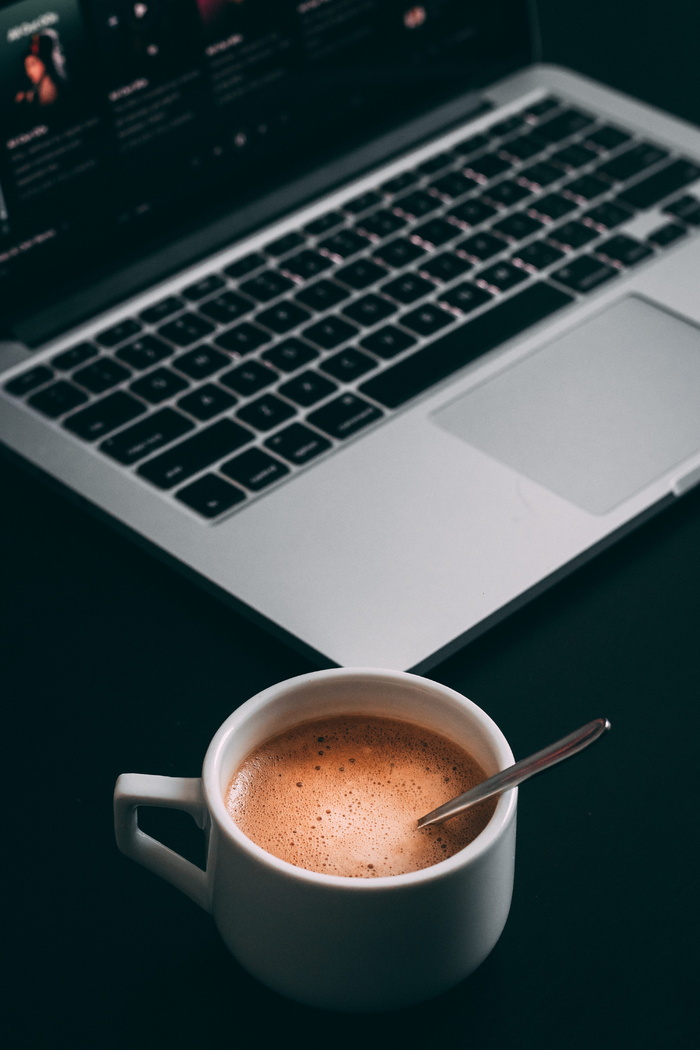 MacBook Pro近白色茶杯