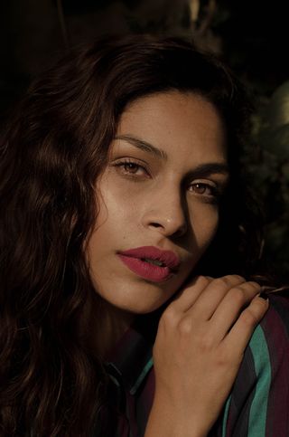 女人将右手放在脸颊上