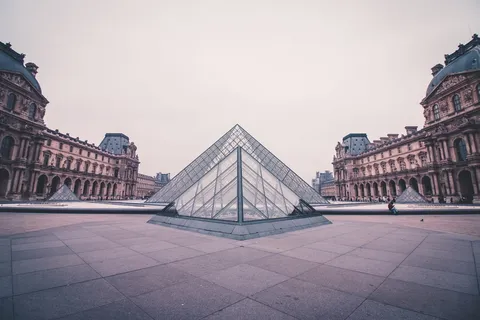 棕色建筑环绕的三角地标