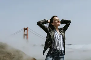 在阳光下晒太阳的女人的照片
