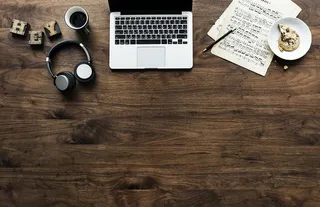 Macbook近无线耳机、马克杯和茶托