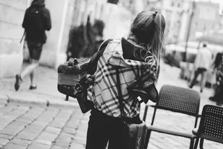 站在网椅旁的女人