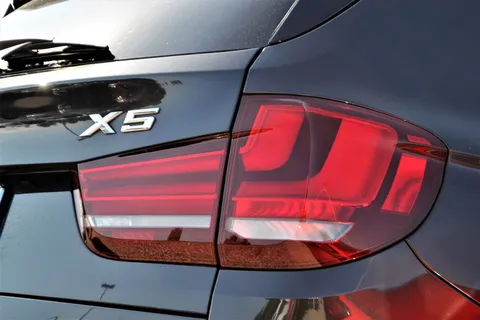 二手车、宝马x5、suv、尾灯、刹车灯、掀背车、红色、反光 二手车、宝马x5、suv、尾灯、刹车灯、掀背车、红色、反光