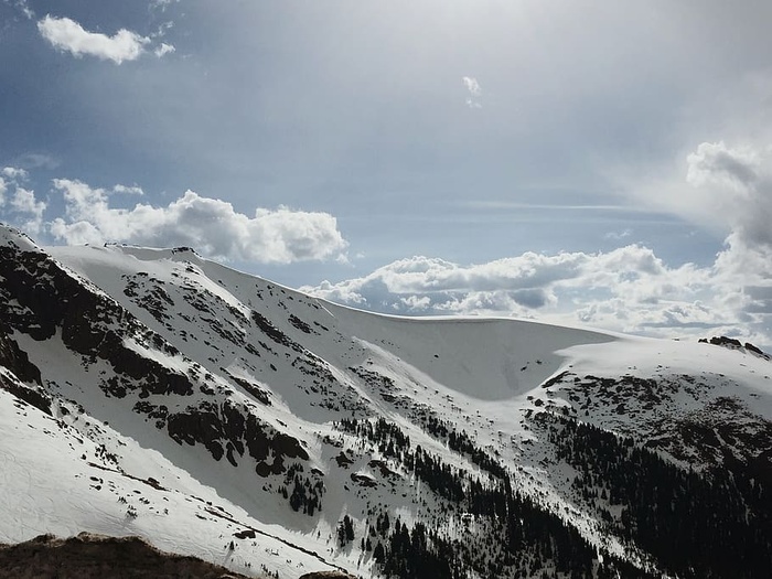 白雪覆盖的山，雪，山，顶，晴朗，白天，山谷，风景