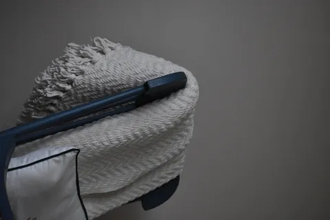 椅子靠背上的米色织物