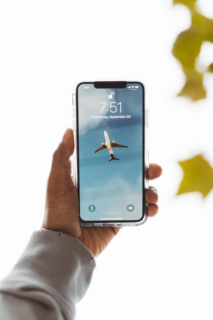 手持iPhone X的人