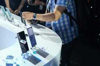 人们在各种智能手机屏幕上观看