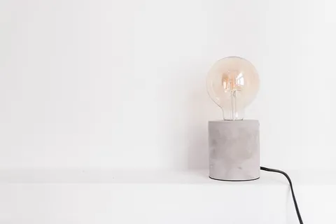 白色面板上的灯泡 白色面板上的灯泡