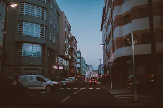 建筑物附近的车辆