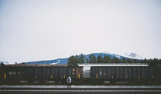 日光、景观、灯光、机车、人、户外、人、铁路