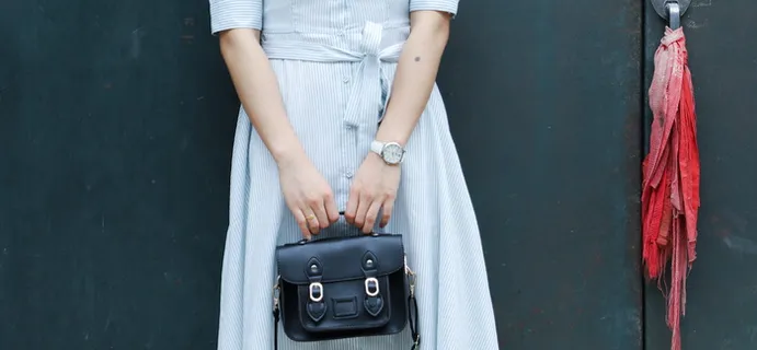 拿着黑色皮包的女人