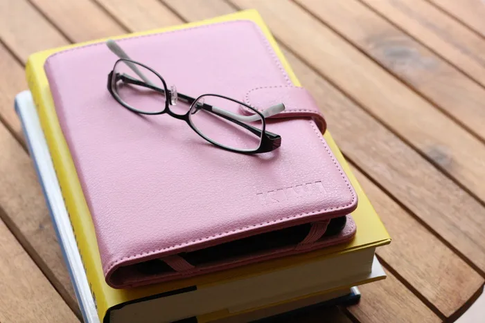 眼镜、平板电脑、书籍、办公室、户外、工作、阅读、教育