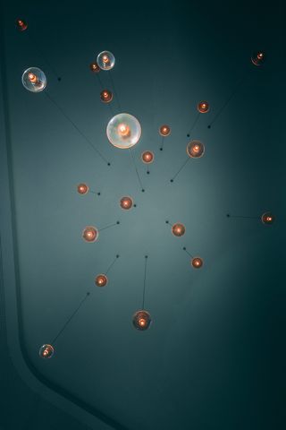 吊灯安装在天花板上