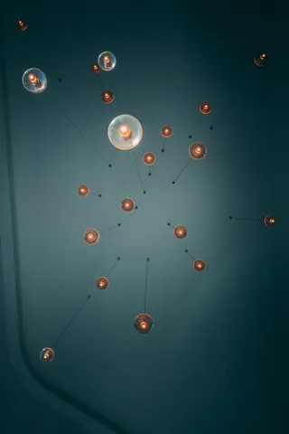 吊灯安装在天花板上