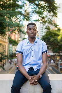 坐在窗台上的人