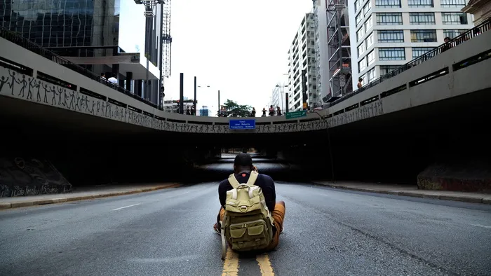 男子坐在路*的照片