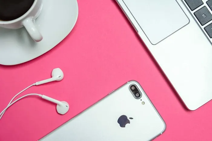 银色iphone 7，外加咖啡杯、macbook、职场女性、现代办公室、小玩意