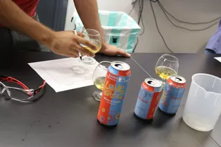 室内，男人，桌子，持有，职业，医疗保健和医药，腹部，人