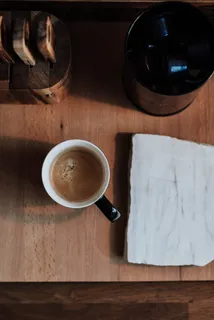 白色陶瓷杯上的棕色液体 白色陶瓷杯上的棕色液体