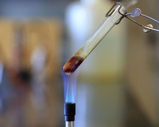 燃烧反应用蔗糖产生焦糖和蒸汽。