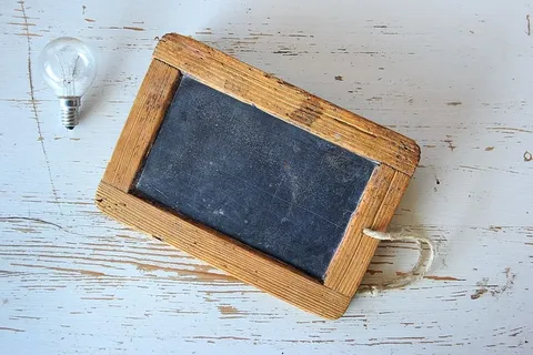 长方形、棕色、木制、框架、木板、白炽灯、灯泡、学校