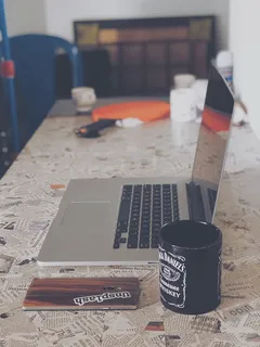 笔记本电脑旁边的杯子,盒子,包裹交付,纸箱,纸板,杯子,桌子,纸张 笔记本电脑旁边的杯子,盒子,包裹交付,纸箱,纸板,杯子,桌子,纸张