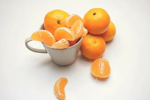 橘子切片、去皮、橘子、水果、白色、陶瓷、杯子、橘子 橘子切片、去皮、橘子、水果、白色、陶瓷、杯子、橘子