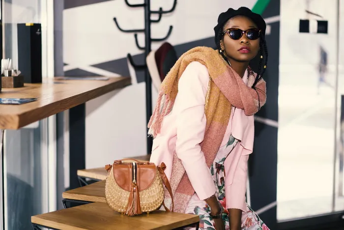 穿着粉色开衫的女士