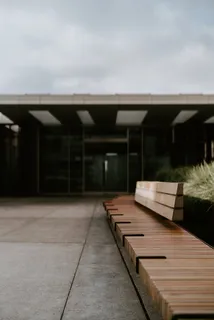 大楼附近的棕色木凳