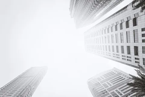 现代摩天大楼的底视图。黑白商业区