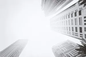 现代摩天大楼的底视图。黑白商业区