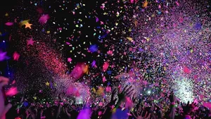 人，站着，前面，舞台，夜间，音乐会，五彩纸屑，派对