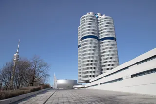 白色混凝土建筑的低角度摄影