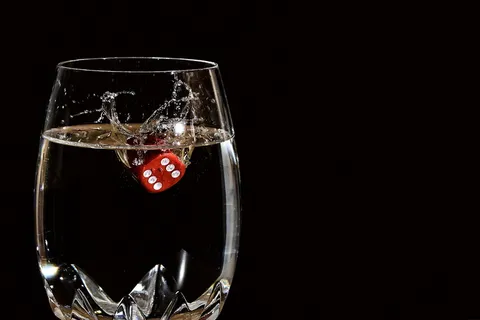 水滴,玻璃杯,立方体,水,葡萄酒,杯子,水晶杯,酒精 水滴,玻璃杯,立方体,水,葡萄酒,杯子,水晶杯,酒精