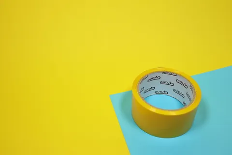 蓝色表面上的黄色胶带 蓝色表面上的黄色胶带