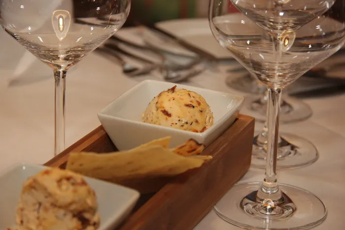 番茄酱，黄油，番茄，起司，面包，法式面包，食品，食品和饮料