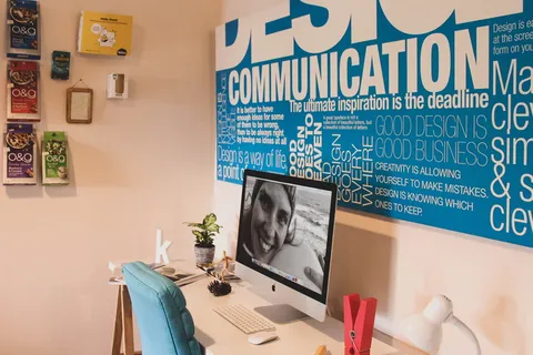 银色Imac、魔法键盘和白色木桌上的魔法鼠标