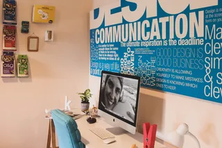 银色Imac、魔法键盘和白色木桌上的魔法鼠标