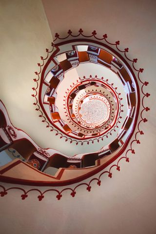 白色和红色螺旋楼梯