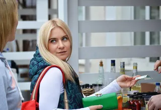 女士，穿着，蓝色，白色，长袖，衬衫，付款，现金