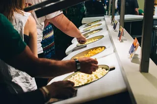 在奶酪工厂品尝奶酪