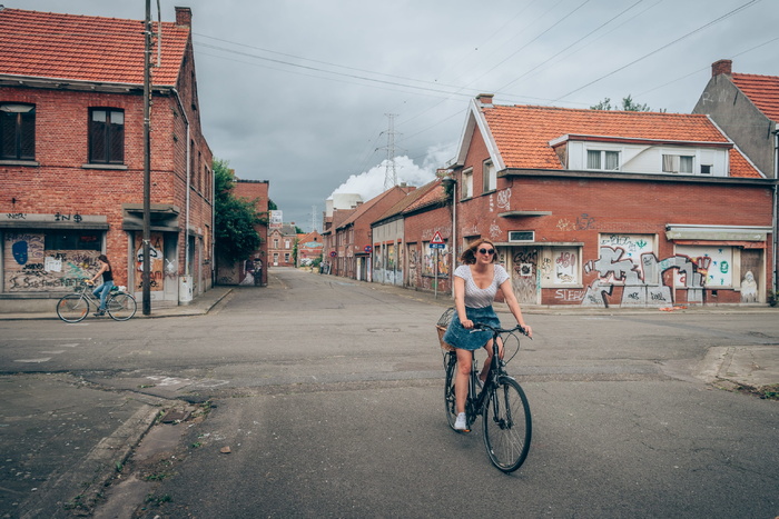建筑物、房子、村庄、街道、人、女人、女孩、骑行