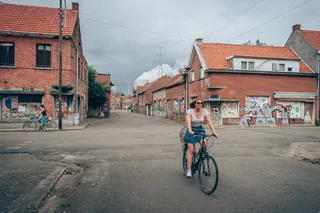 建筑物、房子、村庄、街道、人、女人、女孩、骑行