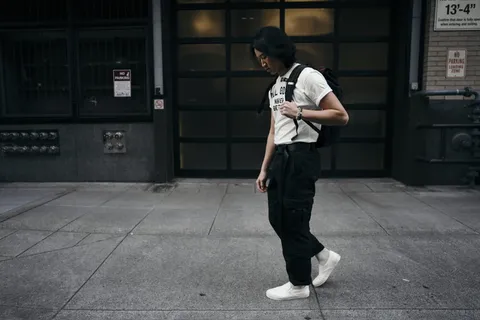 走在大楼旁边的女人